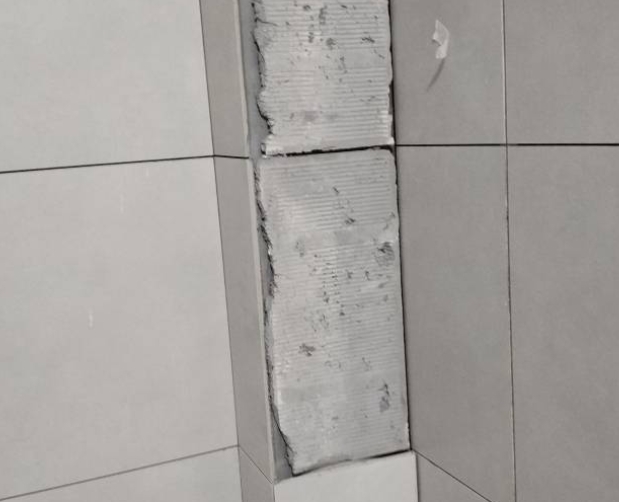 革吉瓷砖空鼓维修公司分享下瓷砖施工前基层浇水润湿程度不足，可能导致以下问题
