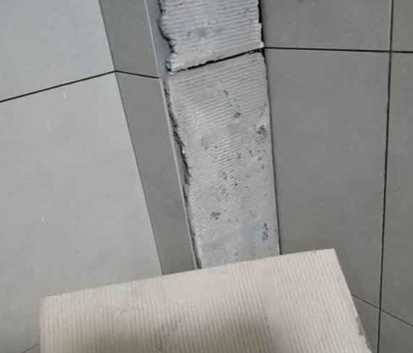 革吉瓷砖空鼓维修公司分享下厨房瓷砖脱落的补救措施。